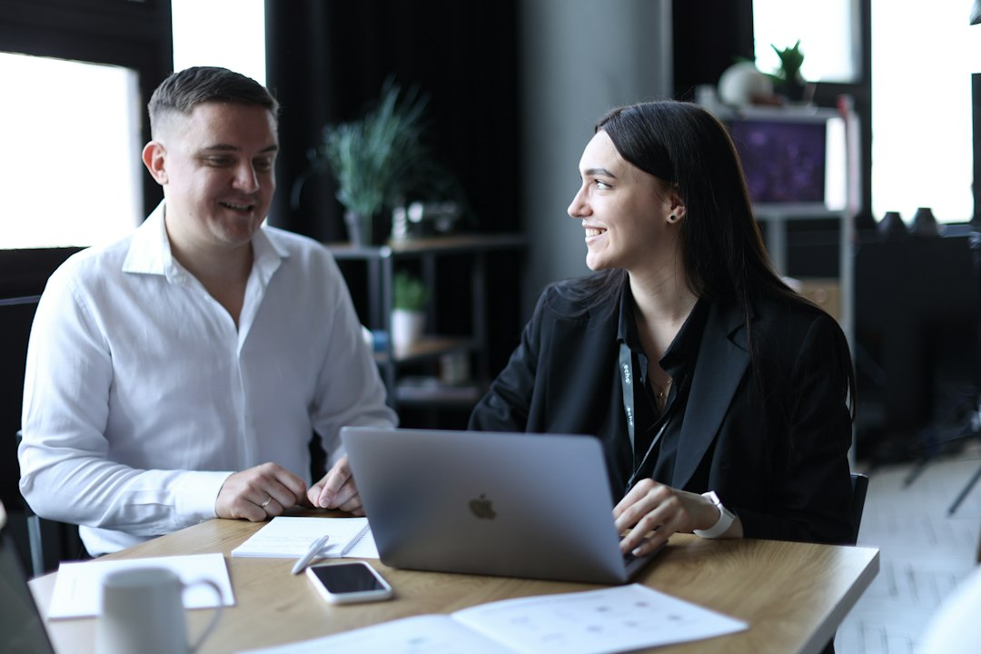 Persönliches B2B-Gespräch zur Analyse von Umsatzpotenzial