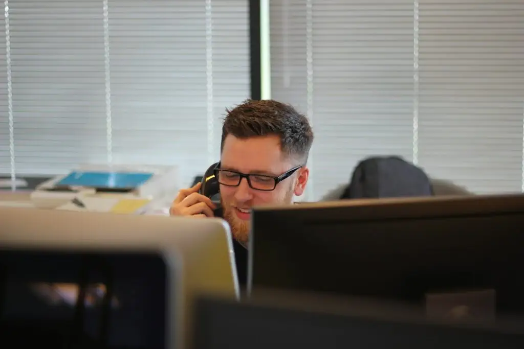 Geschäftliche Anfrage wird im Büro telefonisch entgegengenommen