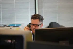Geschäftliche Anfrage wird im Büro telefonisch entgegengenommen