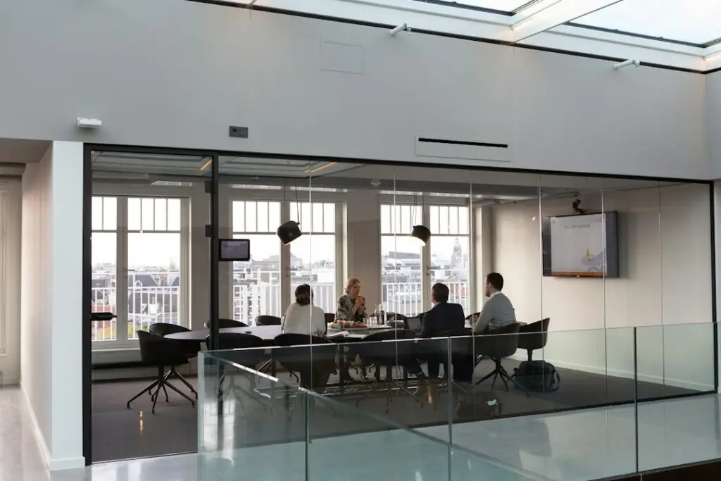 Unternehmer besprechen eine mögliche B2B-Partnerschaft bei einem Geschäftstreffen