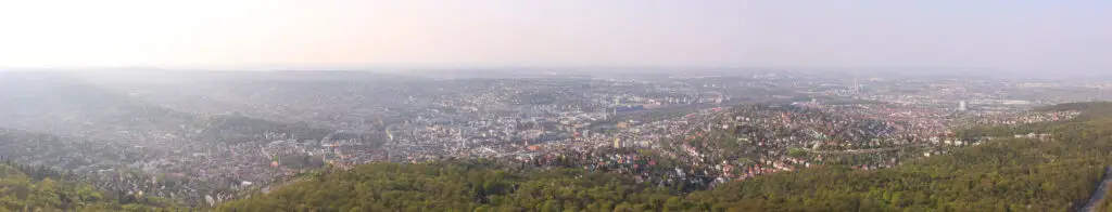 Blick vom Stuttgarter Fernsehturm über die Stadt; Symbolbild für Unternehmen in Stuttgart und Region.